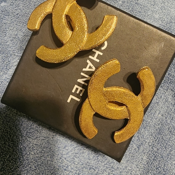 Chanel Earrings - Picture 2 of 4